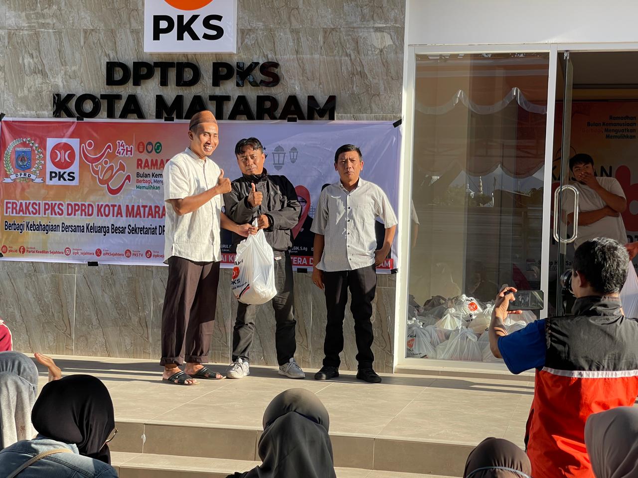 Sekretaris Umum DPD PKS Kota Mataram Irawan Aprianto menyerahkan bantuan secara simbolis.