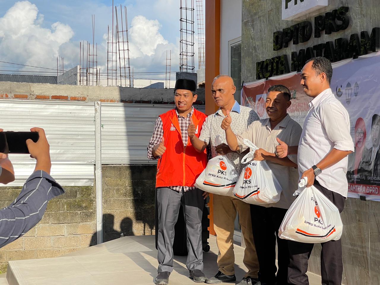 Ketua fraksi PKS Ismul Hidayat berfoto dengan penerima manfaat. 
