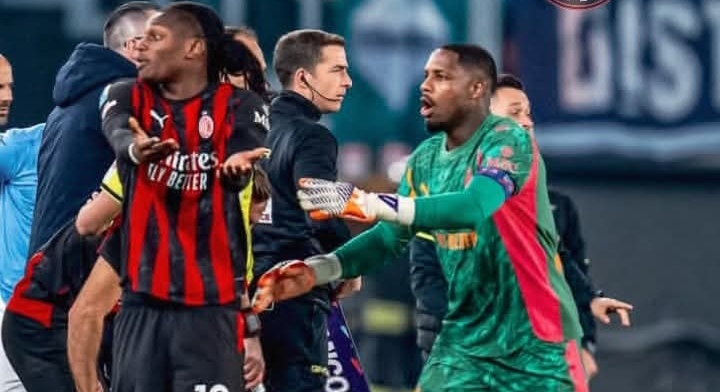 Kapten AC Milan Mike Maignan berupaya menenangkan Rafael Leao yang meledak emosinya saat ditarik ke luar. 
