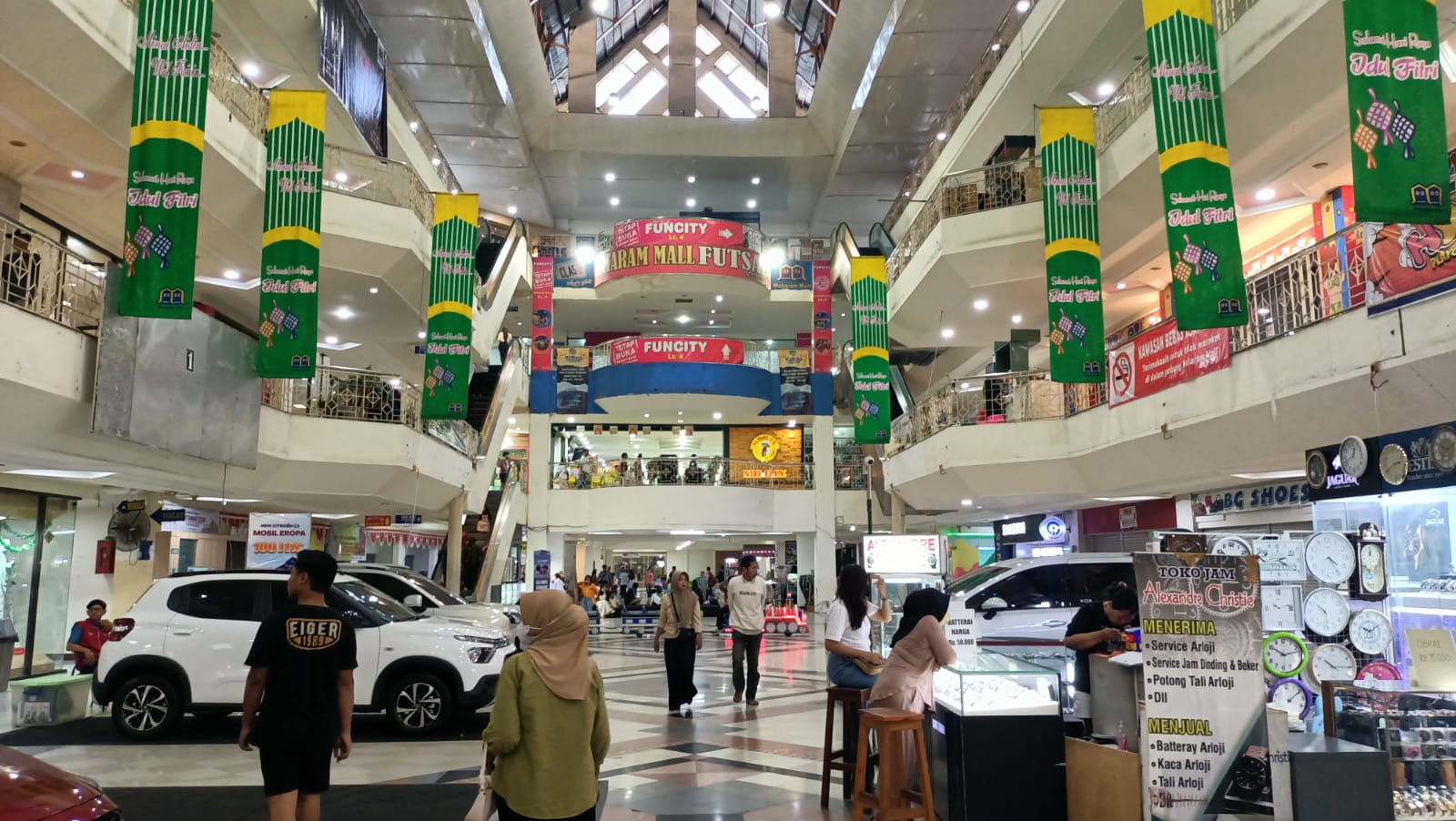 MASIH BERTAHAN : Suasana Mataram Mall yang masih bertahan hingga kini. Pusat perbelanjaan modern tersebut kini juga menjadi Mall Pelayanan Publik. 