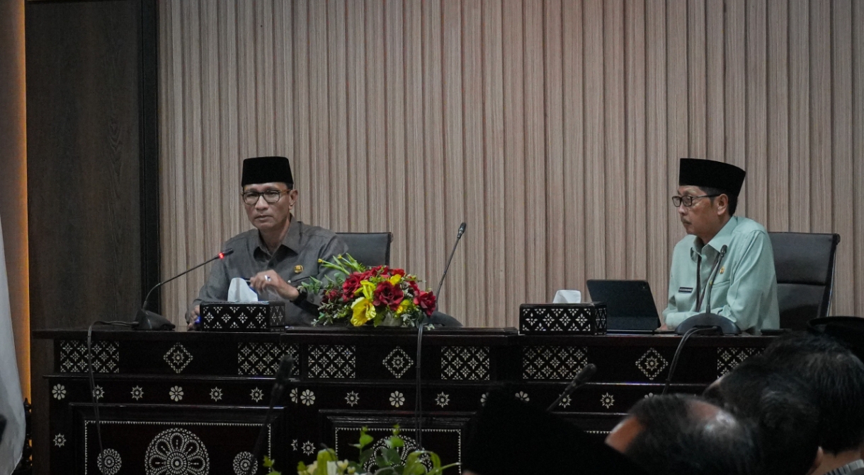 Wali Kota Mataram Mohan Roliskana saat memimpin rapat koordinasi dengan kepala OPD se Kota Mataram, Senin (16/3).