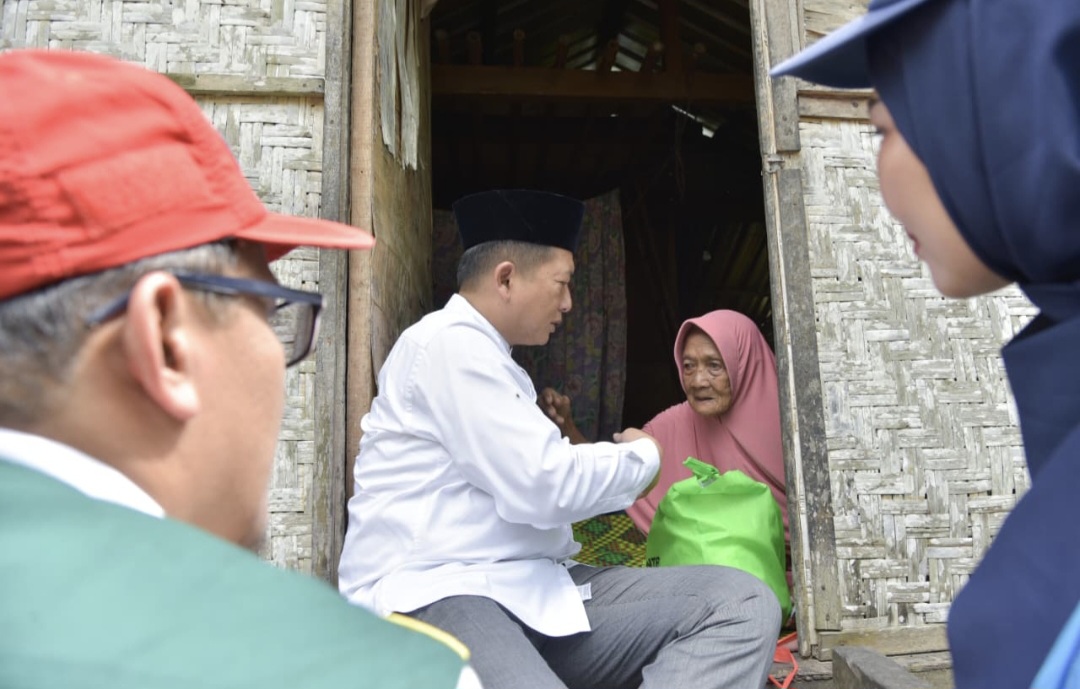 Gubernur NTB Lalu Muhammad Iqbal saat mengunjung salah seorang lansia di Kelurahan Telaga Bertong, Kecamatan Taliwang, Kabupaten Sumbawa Barat (KSB), Jumat lalu (13/3). 