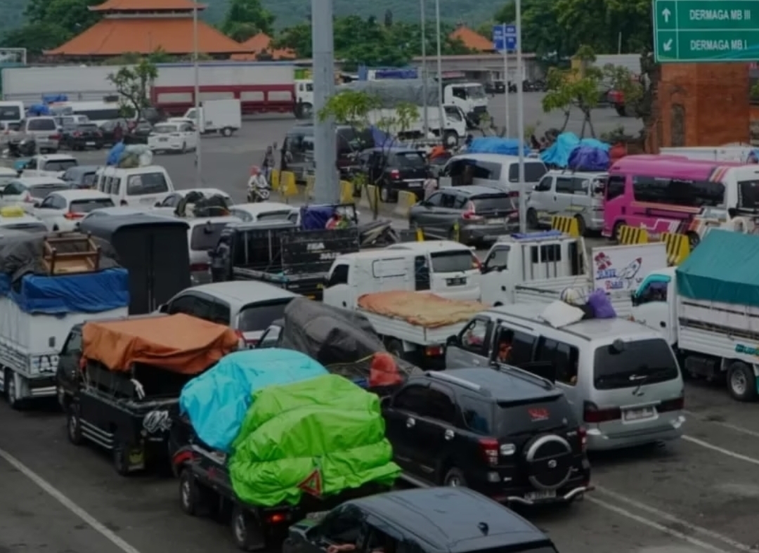 PADAT TERPARAH: Antrean kendaraan yang hendak menyeberang dari Pelabuhan Gilimanuk menuju Pulau Jawa. (Radar Buleleng/Jawa Pos Group)