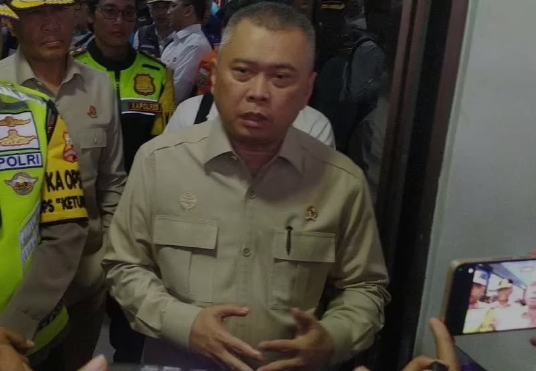 LANGSUNG KE GILIMANUK: Menteri Perhubungan Dudy Purwagandhi (kanan) saat kunjungan ke Pelabuhan Gilimanuk. (Radar Bali)