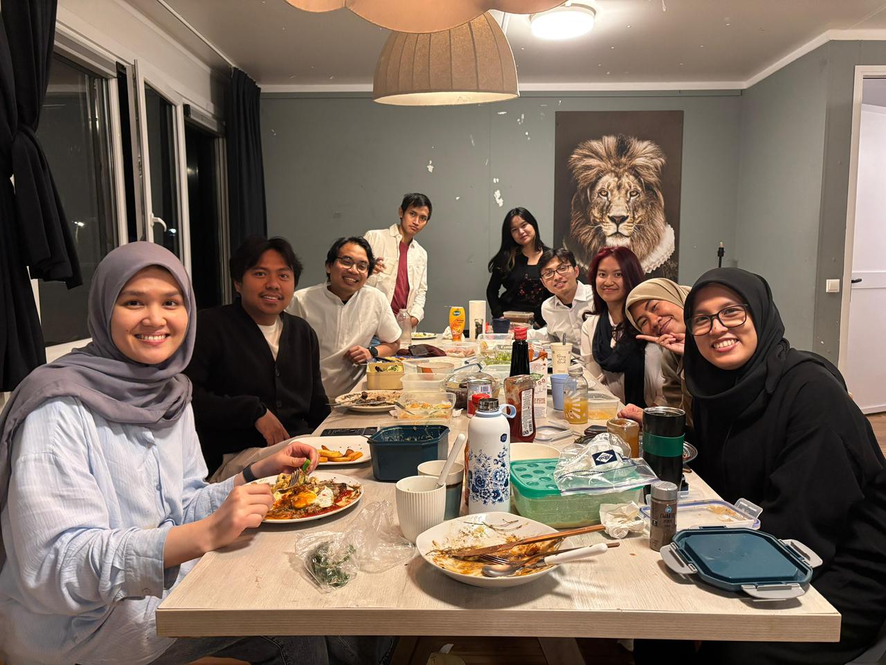 Abdi berbuka puasa bersama sesama mahasiswa muslim yang ada di Belanda.