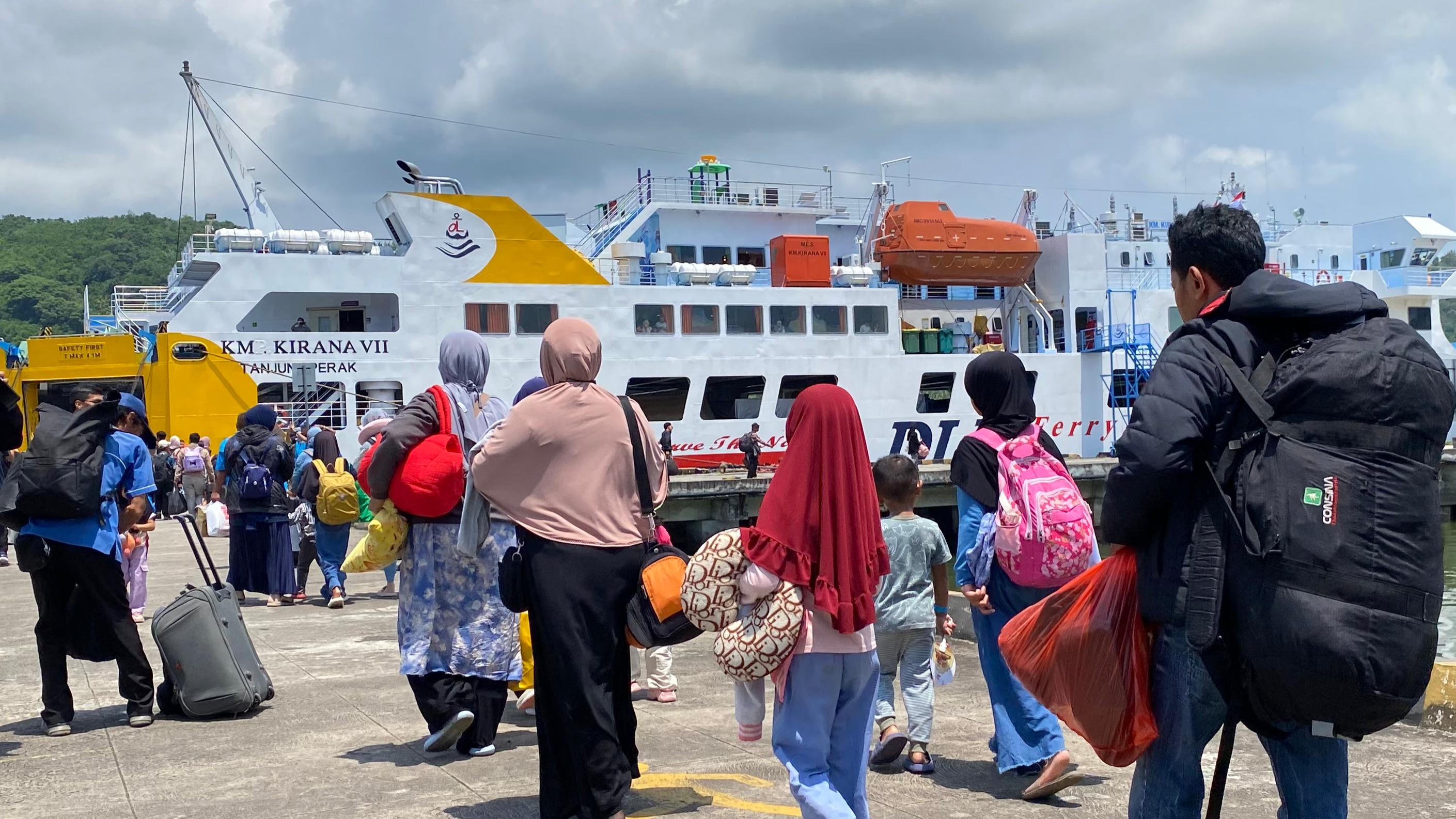 Beberapa pemudik saat akan memasuki kapal melalui Tol Laut rute Lombok-Surabaya.