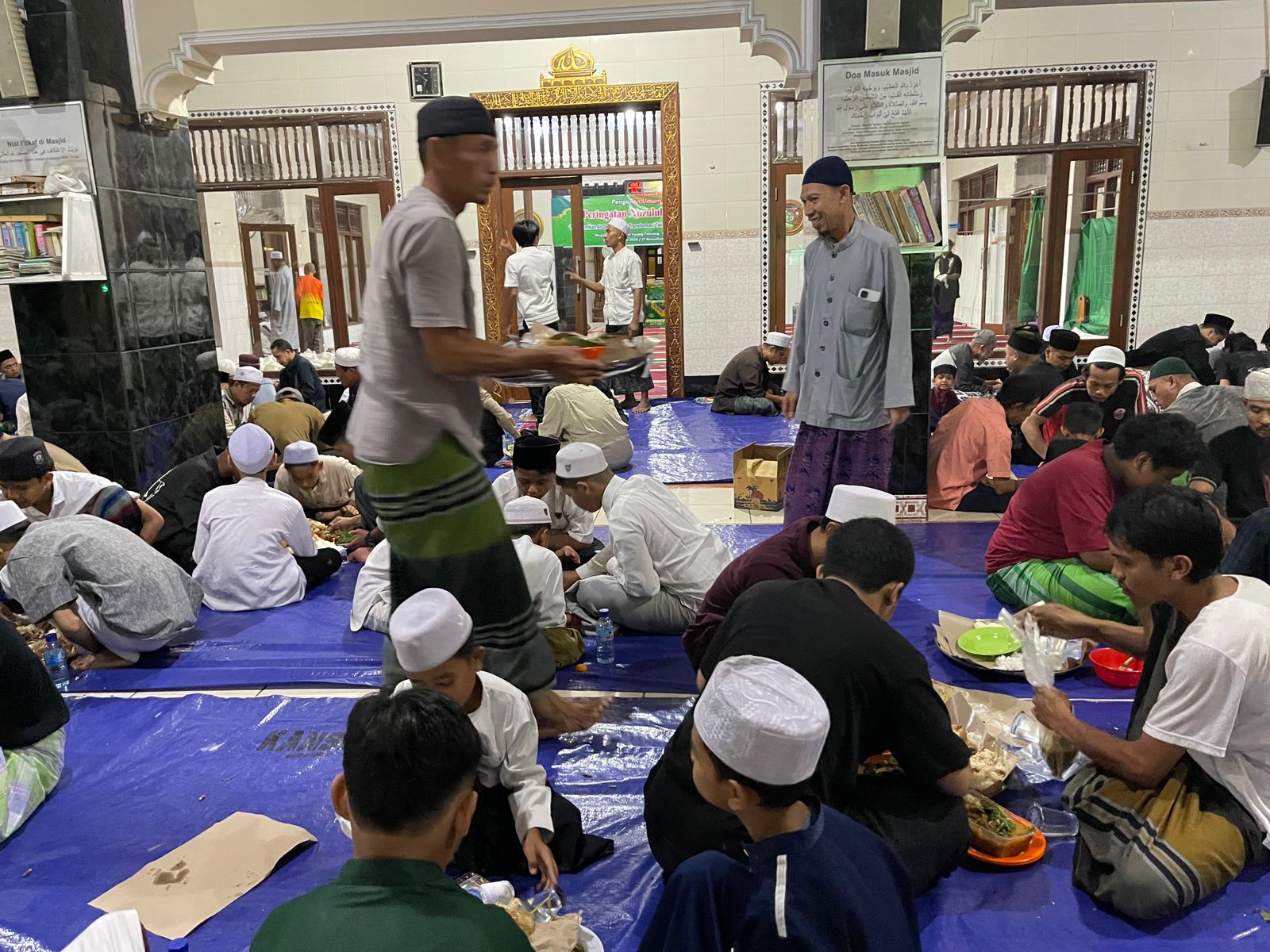 Ketua Panitia Nuzulul Quran Masjid Qubbatul Islam, Karang Taliwang, Kota Mataram saat mengatur pembagian gibungan. 