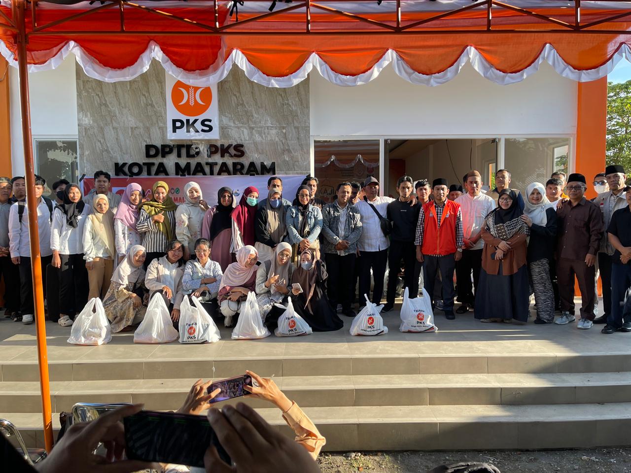 Anggota Fraksi PKS DPRD Kota Mataram dan sejumlah penerima manfaat berfoto bersama.