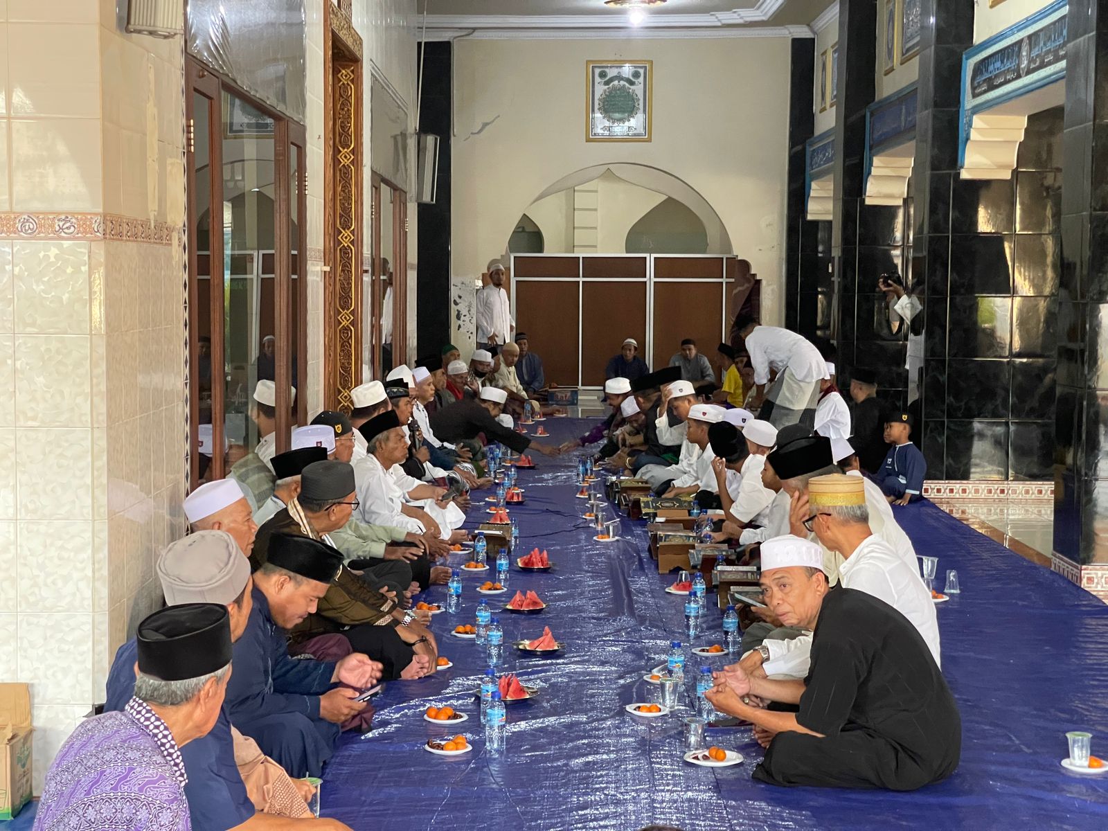 Para tokoh agama dan tokoh masyarakat Karang Taliwang, Kota Mataram berkumpul di selasar masjid Qubbatul Islam. 