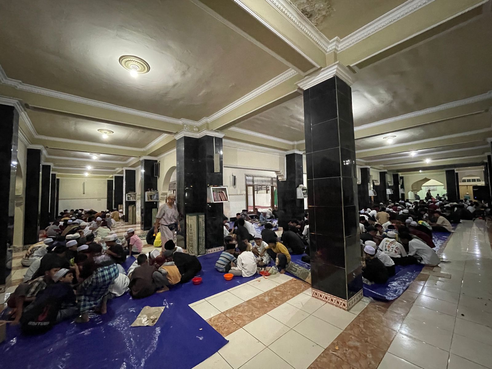 Sisi luar dan dalam masjid Qubbatul Islam yang dipenuhi oleh jamaah yang hadir memperingati Nuzulul Quran sekaligus namatan. 