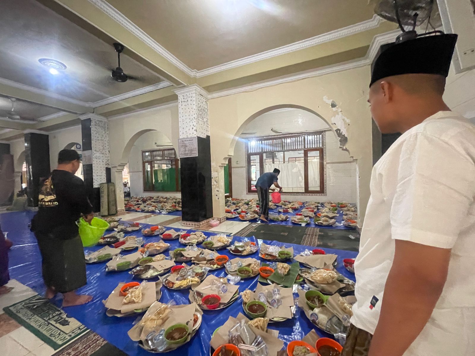 Panitia tengah mempersiapkan gibungan untuk jamaah masjid Qubbatul Islam. 