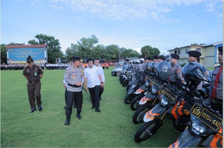 PASTIKAN MUDIK AMAN: Kapolda NTB Irjen Pol Edy Murbowo melakukan pengecekan personel saat gelar pasukan di Lapangan Bhara Daksa Mapolda NTB, Jumat (13/3) lalu.