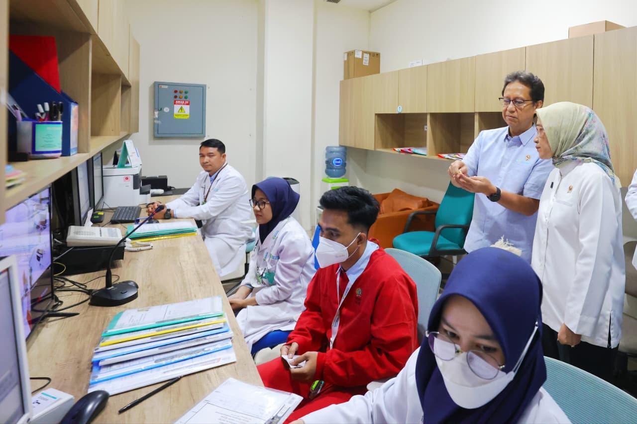 Menkes Budi Gunadi Sadikin saat meninjau salah satu fasilitas layanan kesehatan, di RS Kanker Dharmais, Jakarta, Senin (16/3).