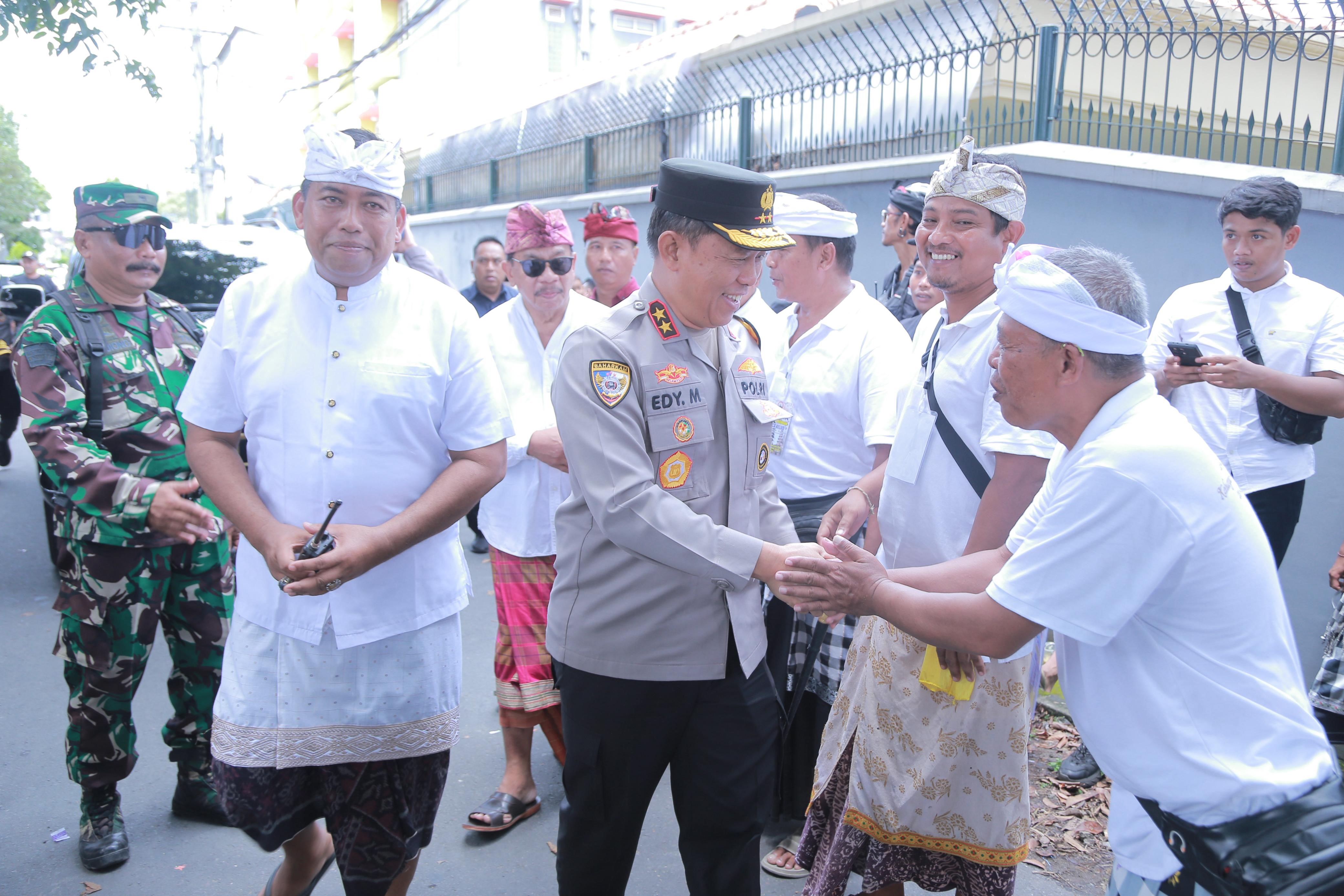 Kapolda NTB Irjen Pol Edy Murbowo turun langsung ikut melepas peserta pawai ogoh-ogoh di Cakranegara, Rabu (18/3).