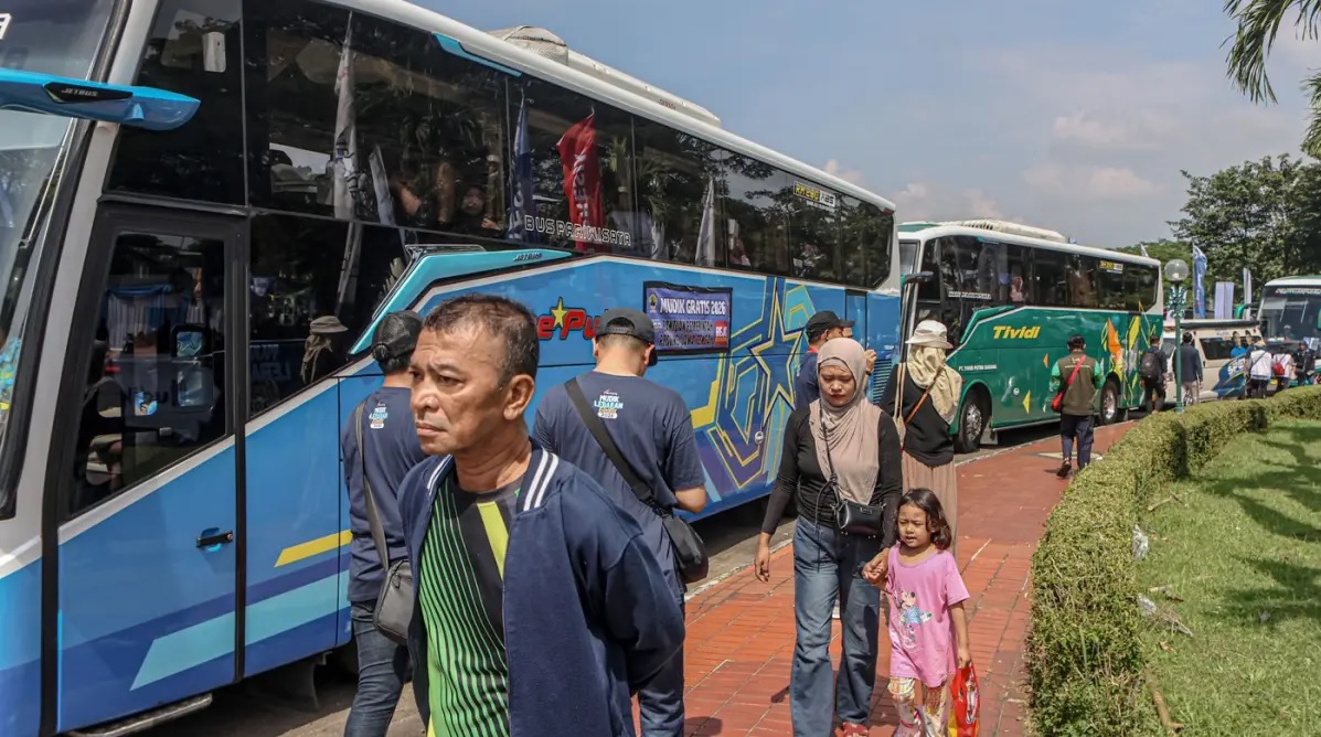 Pemudik saat mengikuti mudik gratis di Museum Purna Bhakti Pertiwi, Jakarta, Senin (16/3/2026). (Hanung Hambara/Jawa Pos)