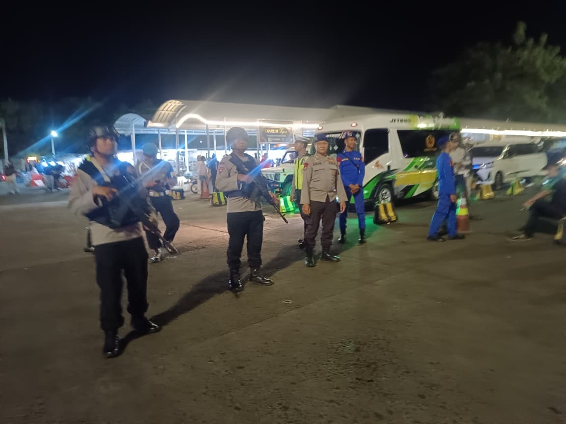 Personel Ditpolairud Polda NTB melakukan pengamanan di kawasan Pelabuhan Gili Mas.