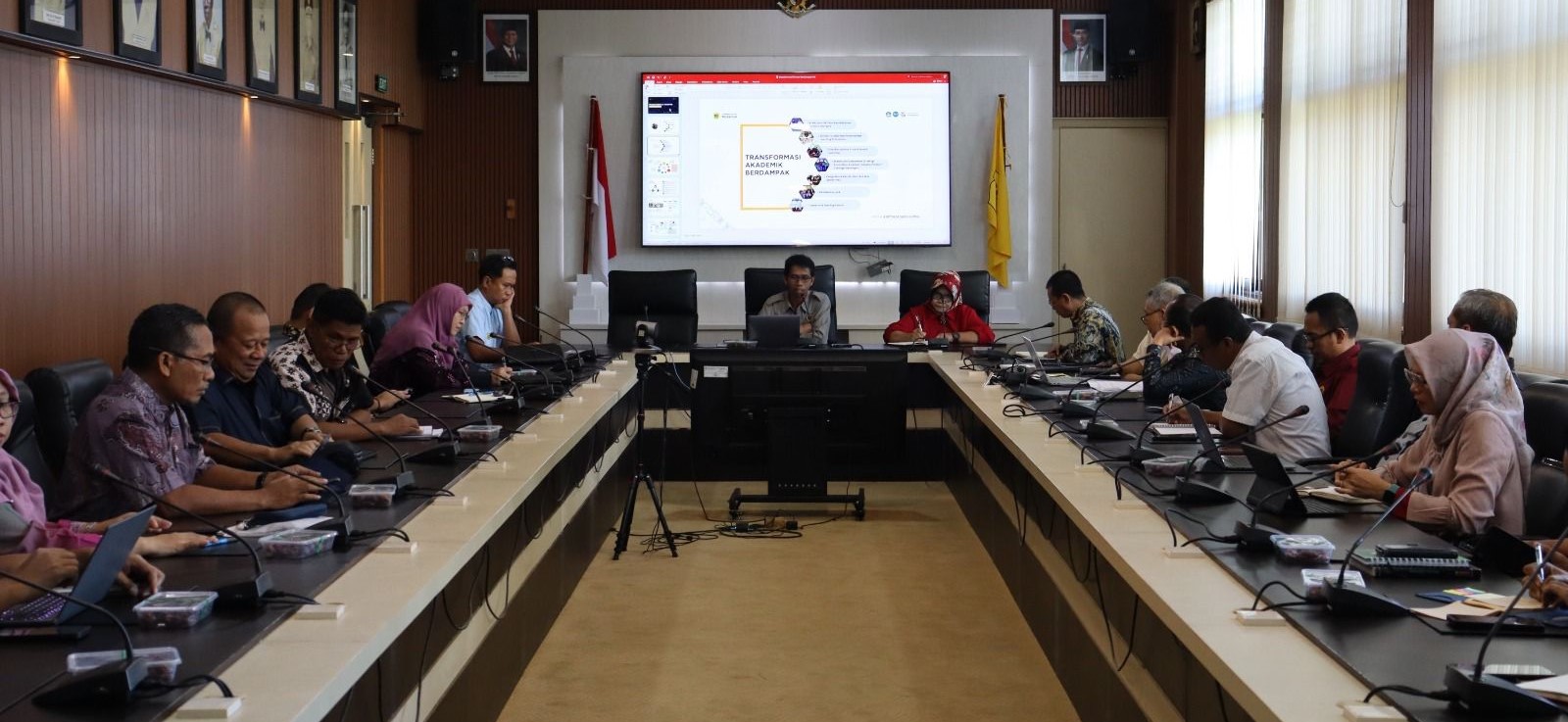 Pimpinan Unram melaksanakan rapat terkait langkah strategis menuju World Class University di Ruang Sidang Rektor, Selasa (17/3).  