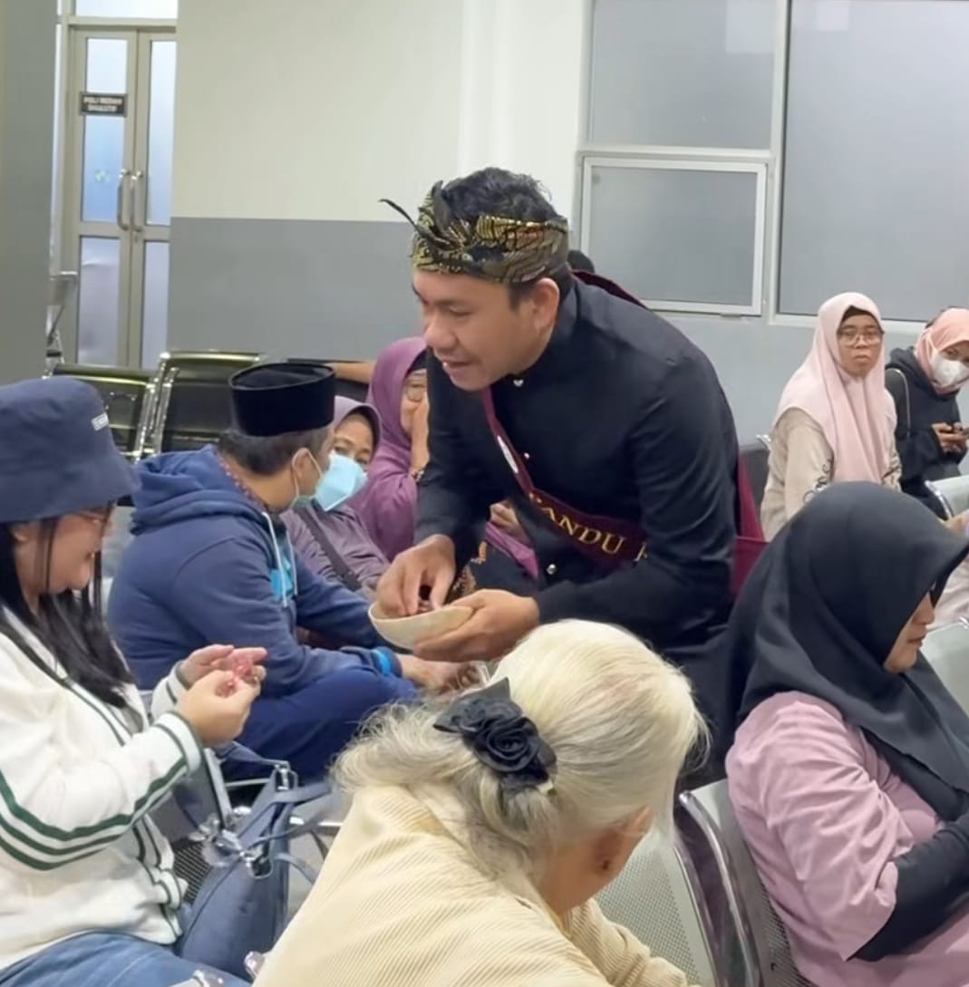 Petugas PANDU RSUD H. Moh. Ruslan Kota Mataram membagikan suvenir kepada pasien dan pengunjung rumah sakit dalam rangka peringatan 16 tahun RSUD H. Moh. Ruslan, Selasa (3/3). 