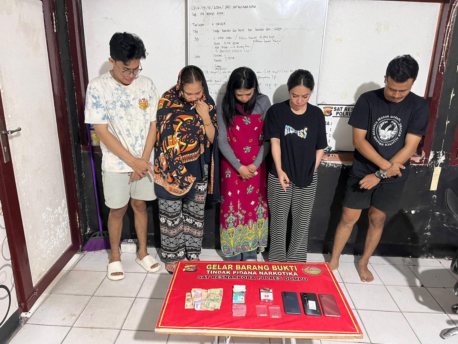 Lima orang yang digerebek saat pesta ekstasi diamankan bersama barang bukti di Polres Dompu, Rabu (18/3).
