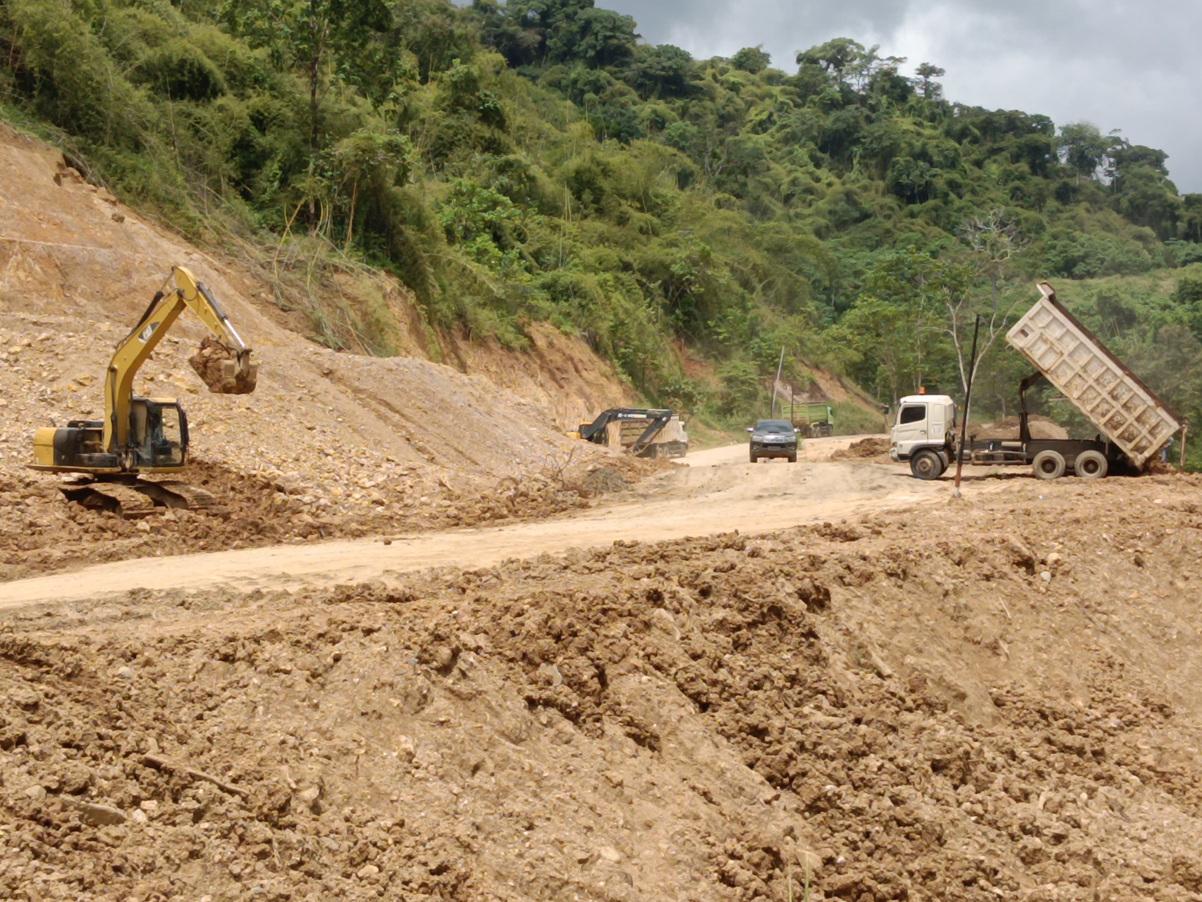 Pengerjaan proyek jalan Lenangguar-Lunyuk, Sumbawa berlanjut. Sejumlah alat berat terlihat sedang membersihkan material longsor, beberapa hari lalu.
