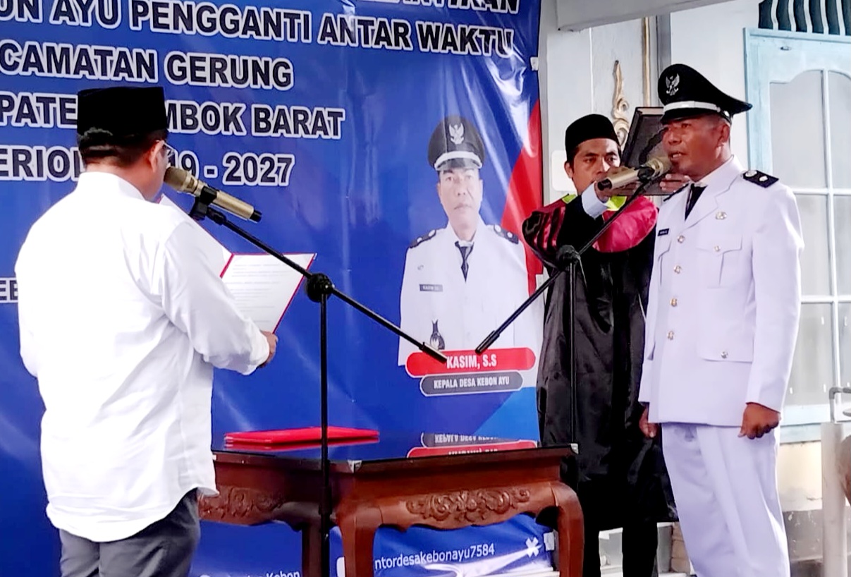 RESMI DILANTIK: Kades PAW Kebon Ayu Kasim saat dilantik Bupati Lombok Barat Lalu Ahmad Zaini, Selasa (17/3).