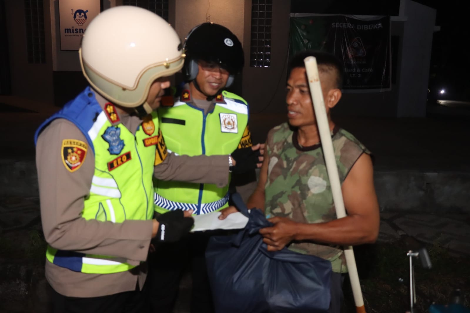 Kapolres Lombok Tengah AKBP Eko Yusmiarto menyapa petugas kebersihan lewat kegiatan Sahur on the Road.