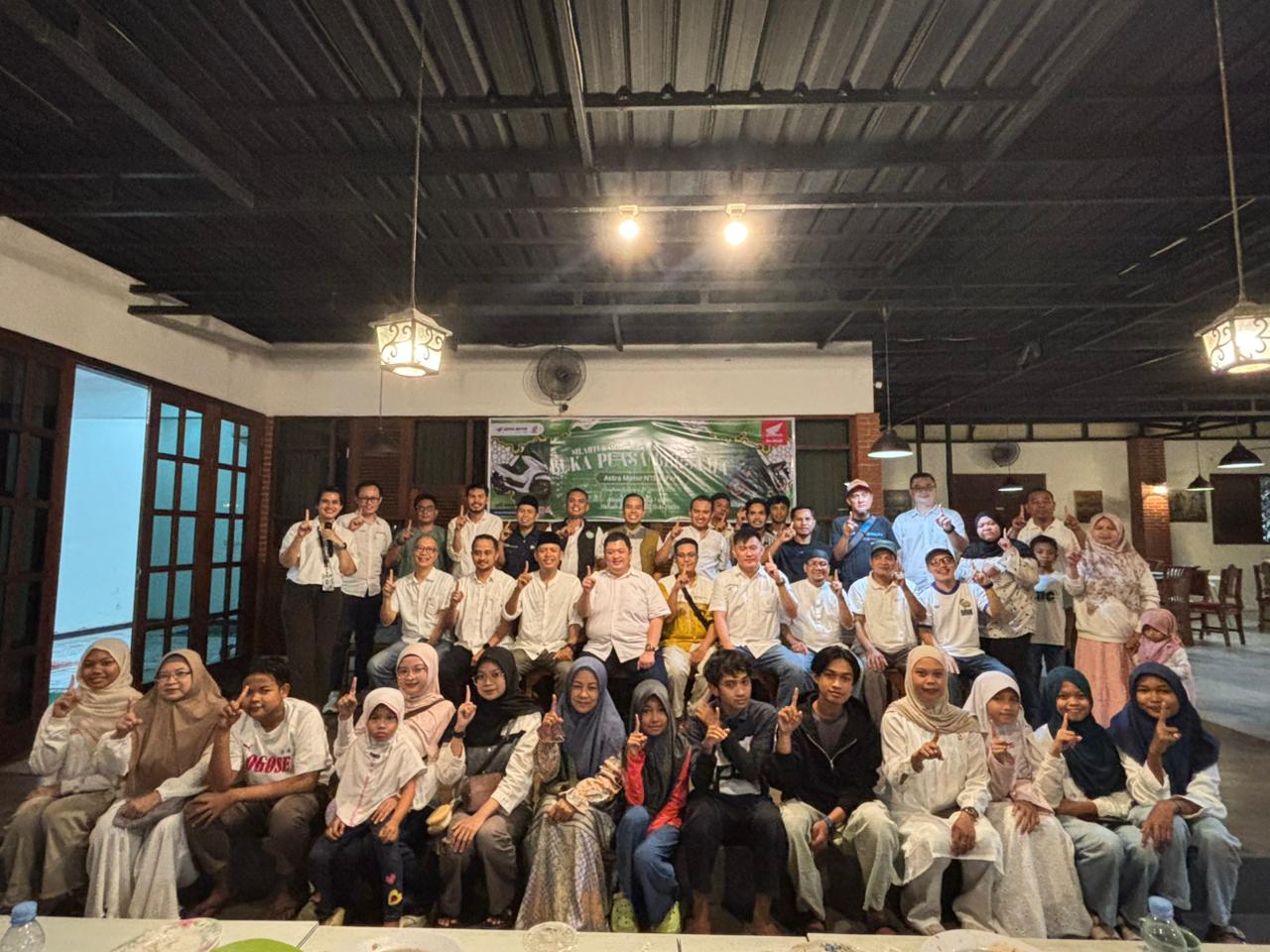 Manajemen Astra Motor NTB bersama keluarga wartawan foto bersama usai buka puasa di Kota Mataram.