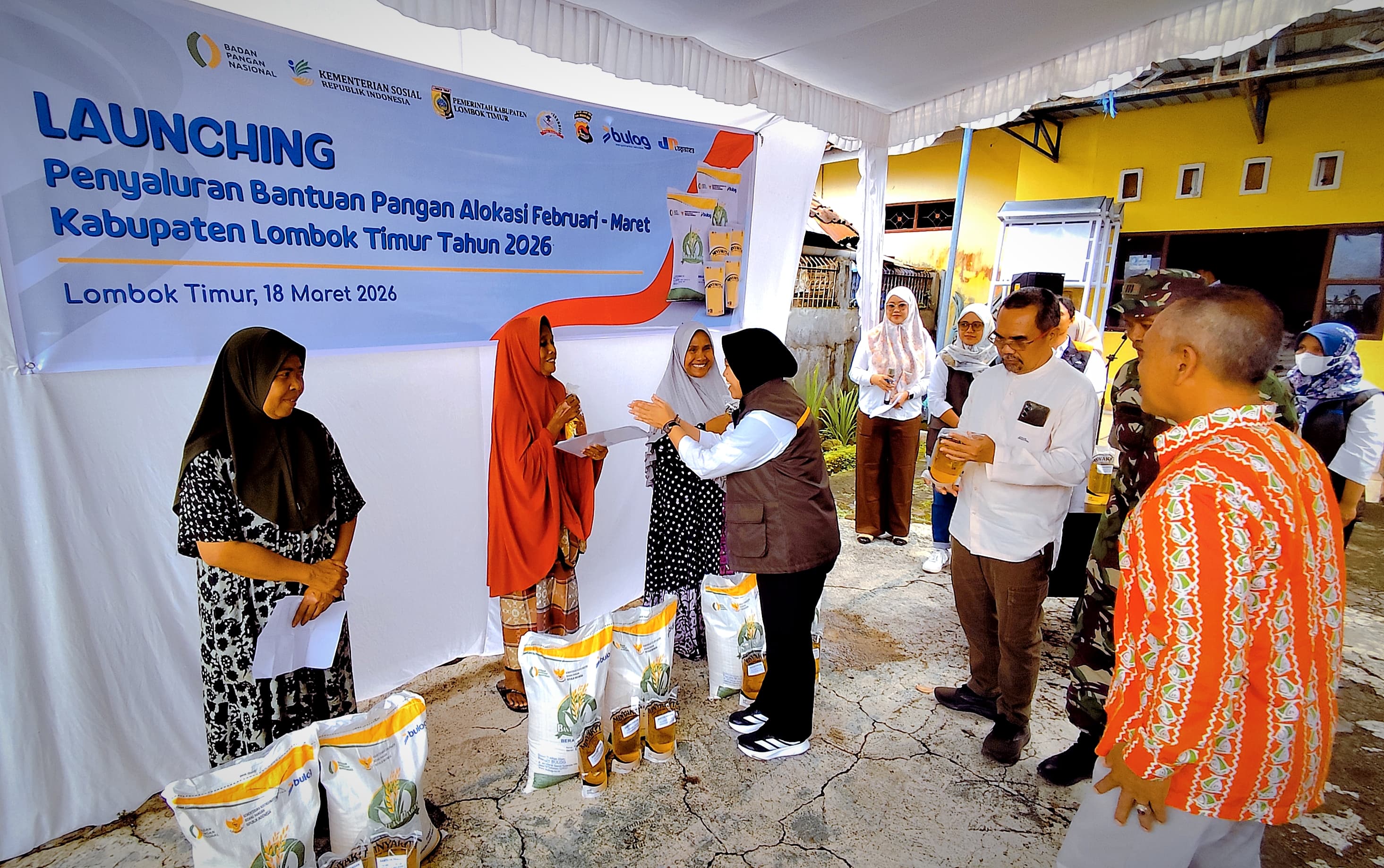 Pimpinan Cabang  Bulog Lotim saat menyalurkan bantuan pangan alokasi Februari-Maret 2026.