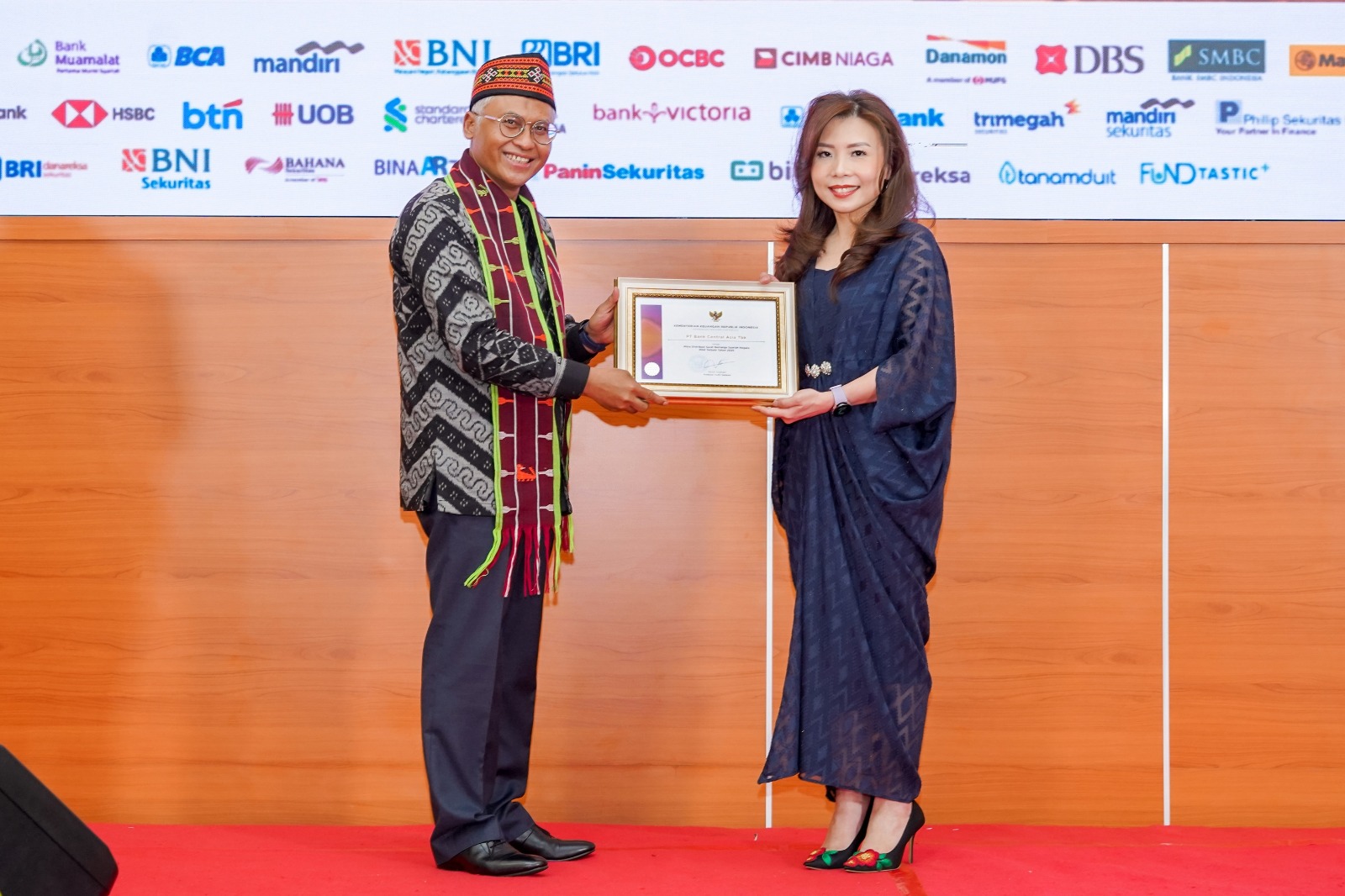 PT Bank Central Asia Tbk (BCA) menerima penghargaan dari Kementerian Keuangan Indonesia sebagai Mitra Distribusi Surat Berharga Syariah Negara Ritel (SBSN) Terbaik Tahun 2025. 