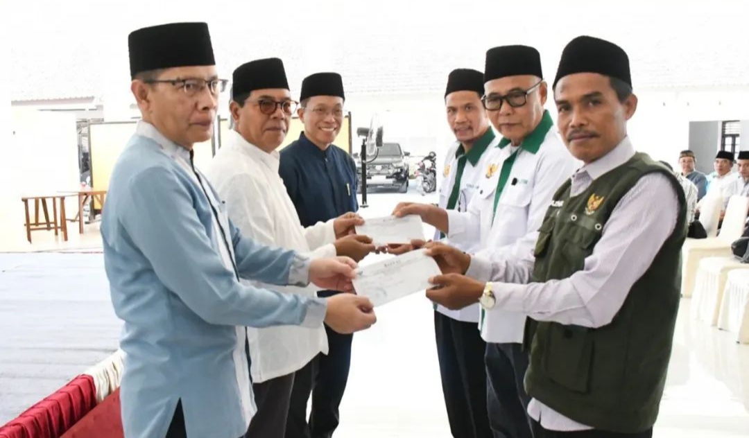 Bupati dan wakil bupati, serta Sekda Lotim saat menyalurkan zakatnya melalui Baznas Lotim. 