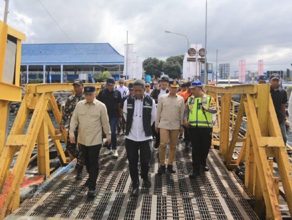 Menteri Perhubungan Dudy Purwagandhi didampingi Kakorlantas Polri Irjen Pol. Agus Suryonugroho meninjau langsung operasional pelabuhan pada Selasa (17/3).
