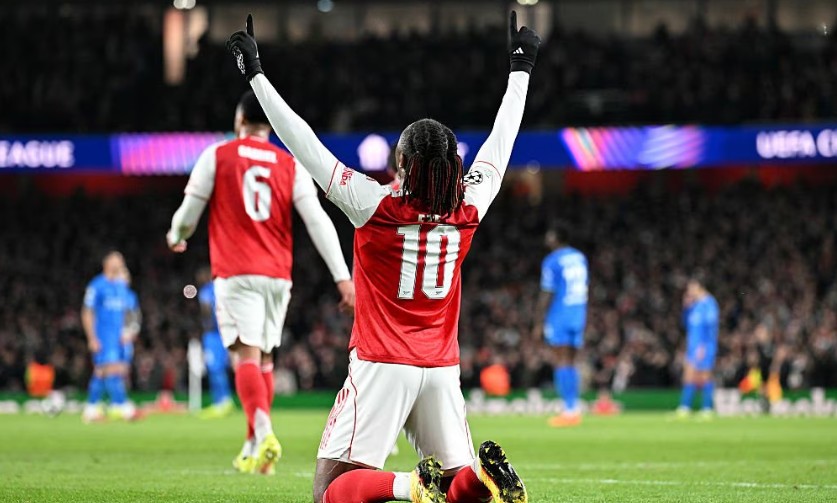 Eberechi Eze mencetak gol pertama Arsenal ke gawang Bayer Leverkusen dalam babak 16 besar Liga Champions.