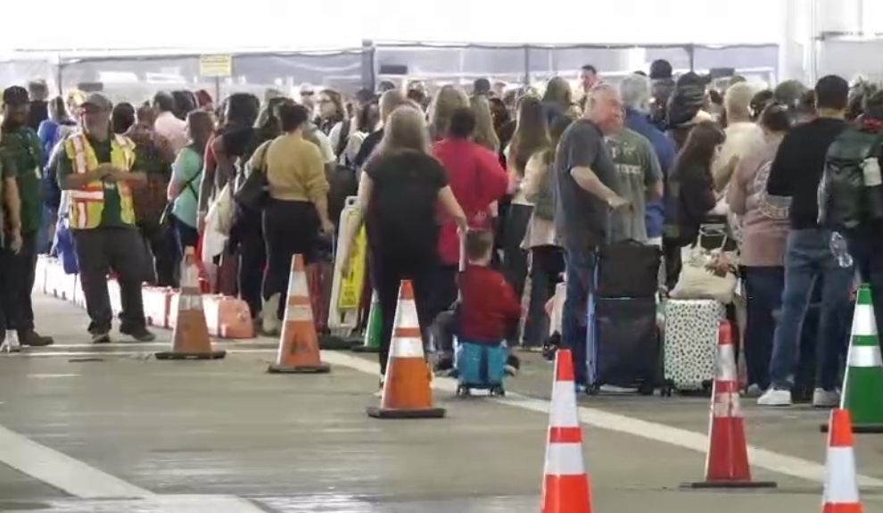 Antrean panjang di bandara Amerika akibat kekacauan sistem. 