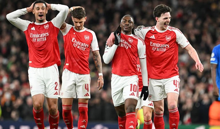 Pemain Arsenal merayakan gol ke gawang Bayer Leverkusen dalam babak 16 besar Liga Champions.