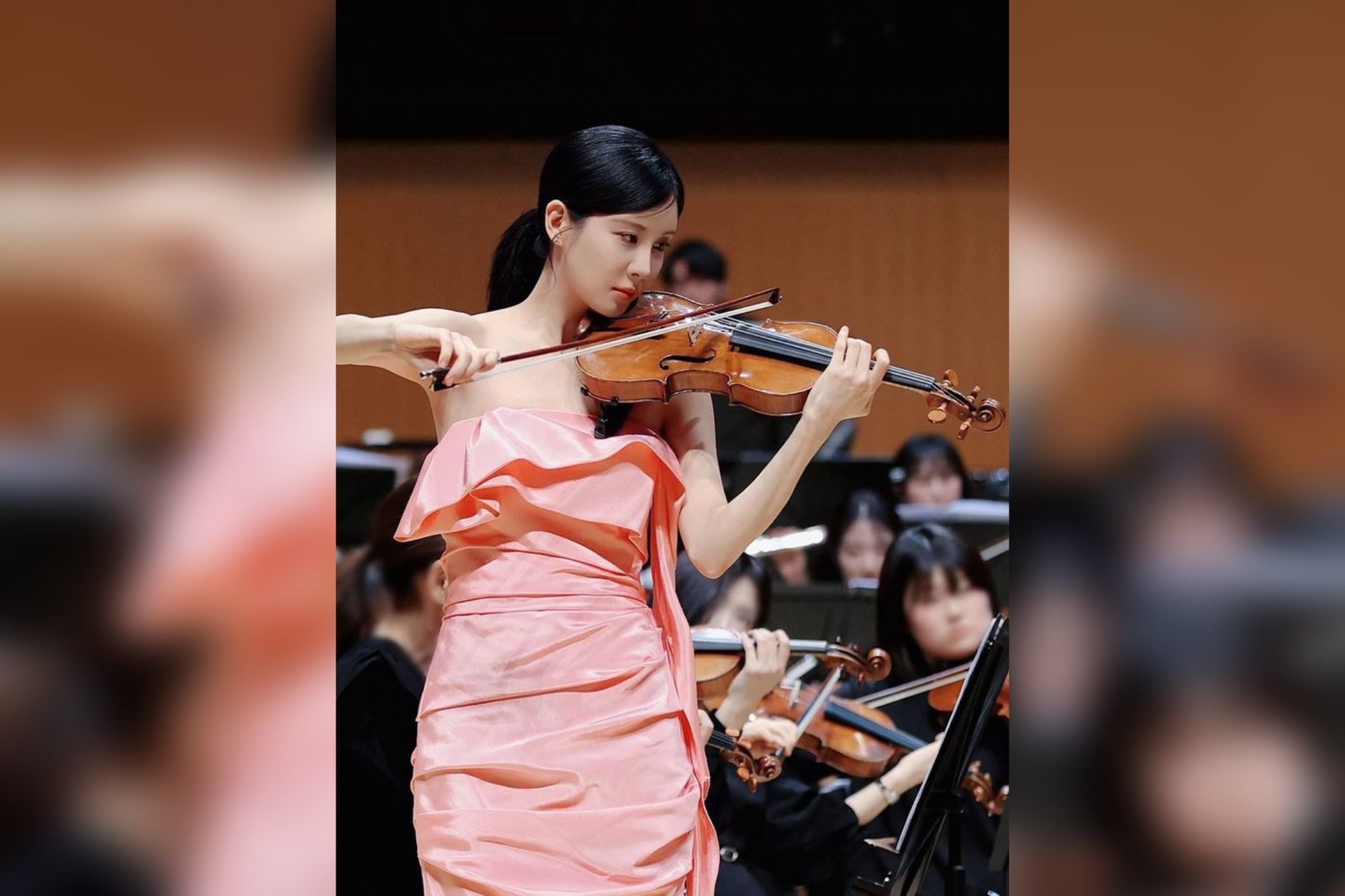 Seohyun Girls' Generation saat tampil di panggung di Lotte Concert Hall, Seoul, Jumat (13/3), sebagai penampil tamu istimewa dalam konser reguler ke-8 Sol Philharmonic Orchestra. 
