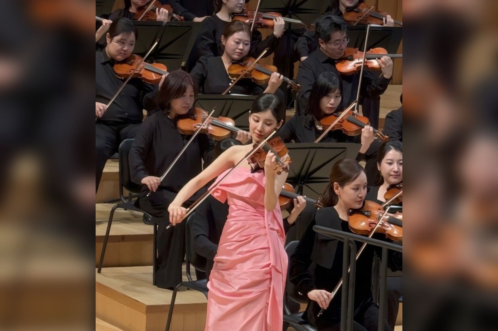 Seohyun Girls' Generation saat tampil di panggung di Lotte Concert Hall, Seoul, Jumat (13/3), sebagai penampil tamu istimewa dalam konser reguler ke-8 Sol Philharmonic Orchestra. 