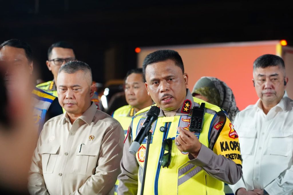 Kakorlantas Polri Irjen Pol. Drs. Agus Suryonugroho, S.H., M.Hum. memantau pergerakan volume arus kendaraan di Command Center KM 29, Tol Jakarta-Cikampek, Selasa (17/3/2026).