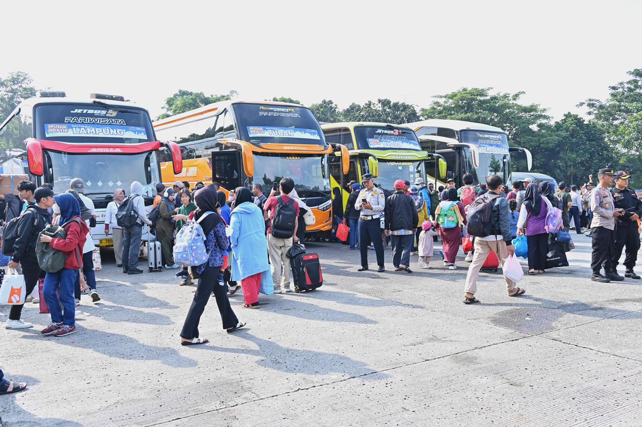 Transportasi bus menjadi pilihan masyarakat dalam melakukan perjalanan mudik secara aman dan terjangkau.