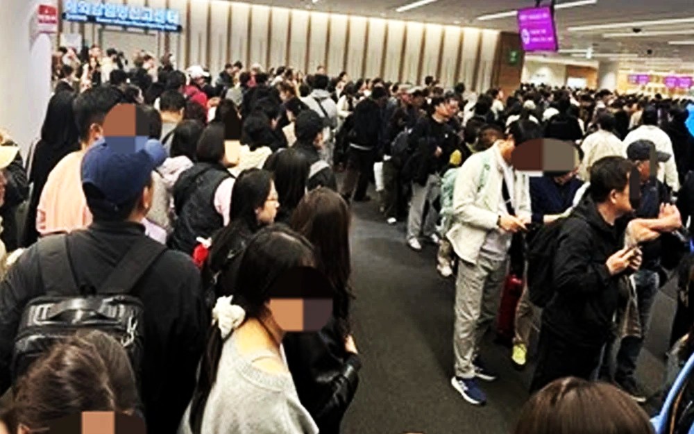 Ribuan fans BTS tiba, antrean Imigrasi mengular hingga 2 jam di Bandara Incheon, Korea Selatan.