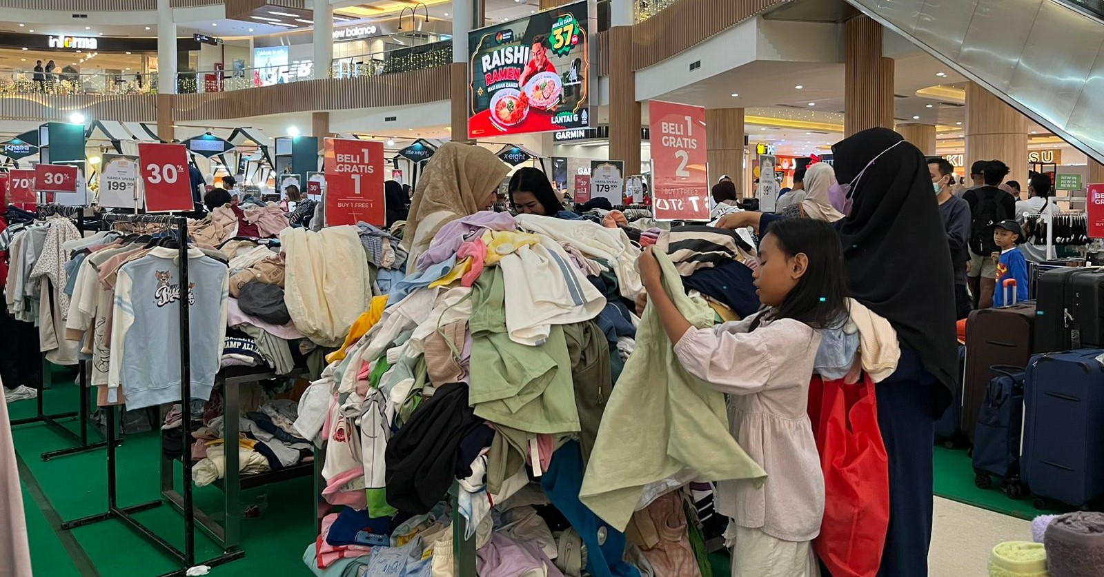 Seorang warga bersama anaknya memilih baju jelang lebaran di salah satu stand di Lombok Epicentrum Mall (LEM), beberapa waktu lalu.
