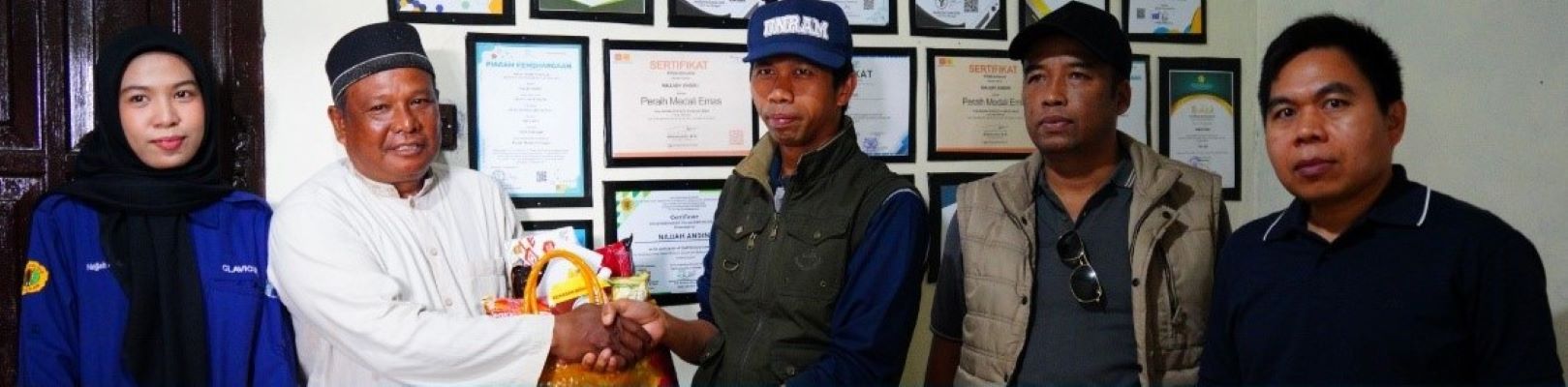 Rektor Unram Prof. Dr. Sukardi, M.Pd mengunujungi  rumah beberapa mahasiswa penerima Program Jalur Miskin Berprestasi untuk memastikan program tersebut benar-benar tepat sasaran dan memberikan dampak.
