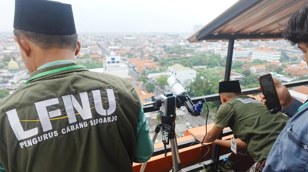 Tim falakiyah Sidoarjo melakukan rukyatul hilal dari lantai 10 RSI Siti Hajar Sidoarjo. (Moch. Rizky Pratama Putra/JawaPos.com)