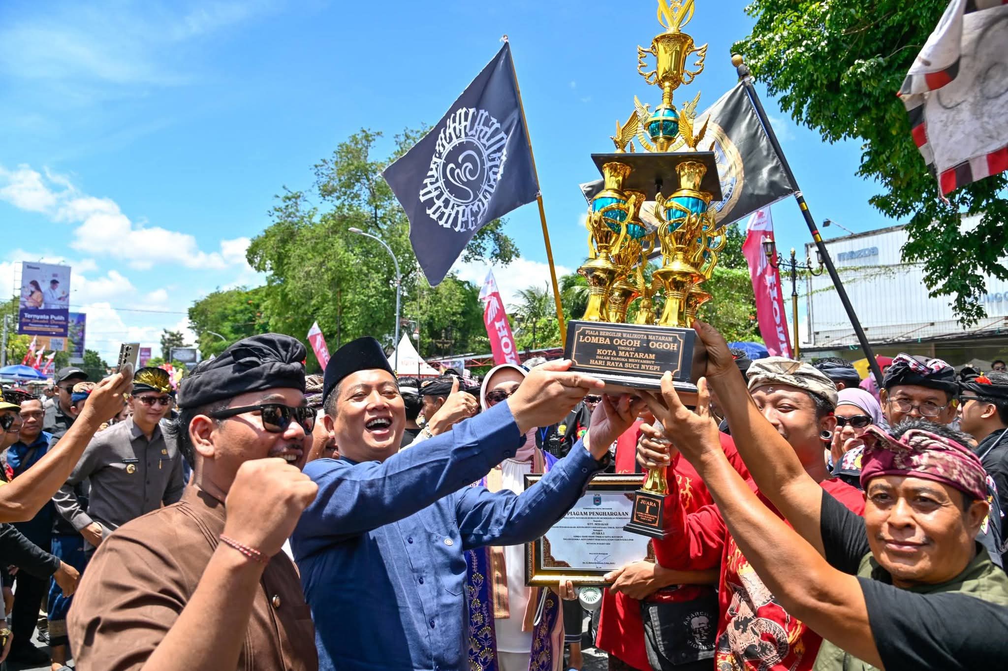 INDAHNYA TOLERANSI: Gubernur NTB Lalu Muhammad Iqbal menyerahkan piala kepada juara Lomba Ogoh-ogoh, Rabu (18/3).