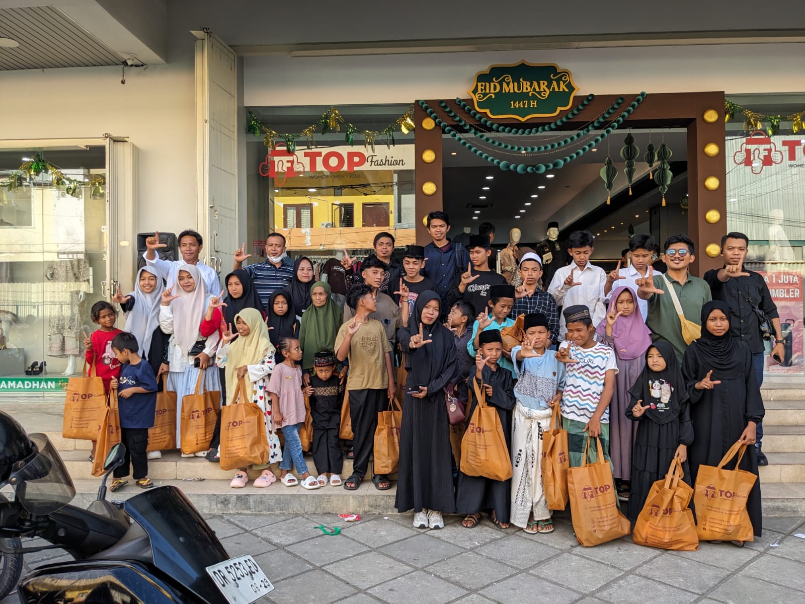 BERBAGI KECERIAAN: Pemdes Bukit Tinggi bersama Mata Garuda mengajak anak yatim belanja lebaran.  