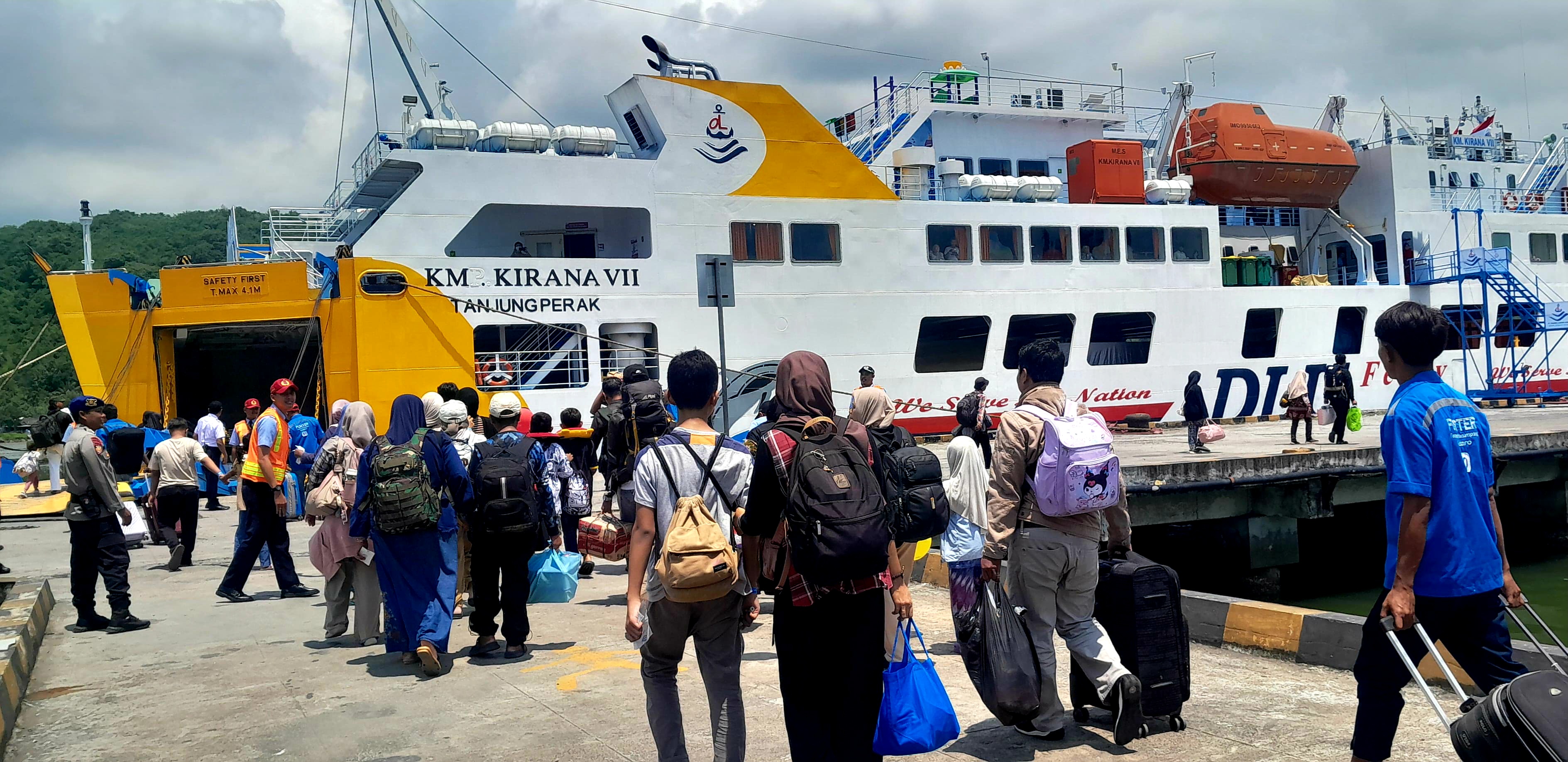 ANTUSIAS: Sejumlah warga pemudik gratis saat hendak naik Kapal Kirana VII dengan tujuan Surabaya, Minggu (15/3). 