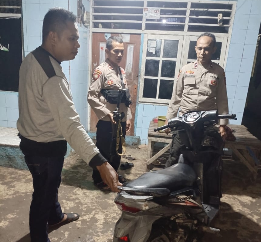 Anggota Polsek Rasanae Barat mengamankan motor yang ditinggalkan pelaku, Kamis (19/3).