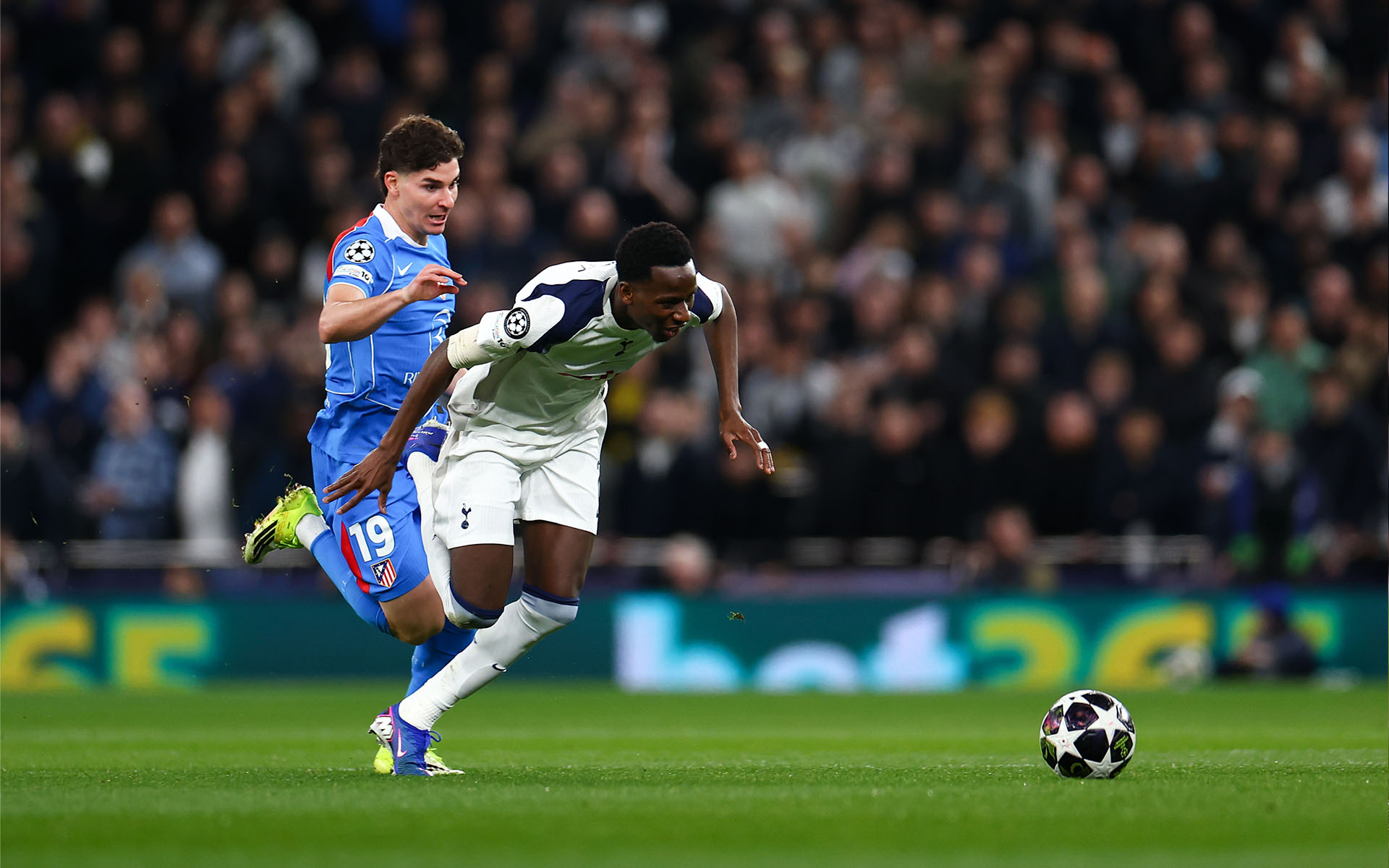 Meski menang 3-2 atas Atletico Madrid, Tottenham Hotspur harus gugur dari Liga Champions karena kalah agregat 5-7. Drama di London!