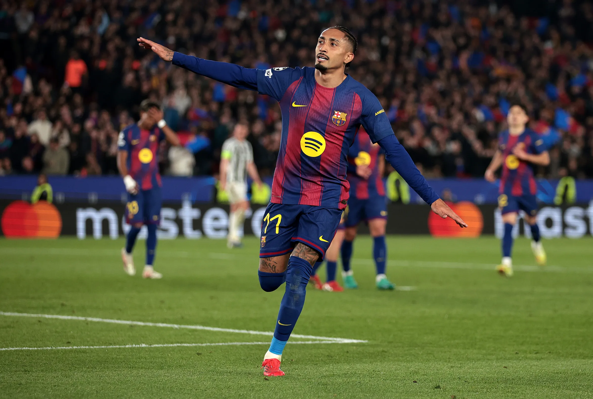 Barcelona menggila di Liga Champions usai hancurkan Newcastle 7-2. Blaugrana melaju ke perempat final dengan agregat 8-3.