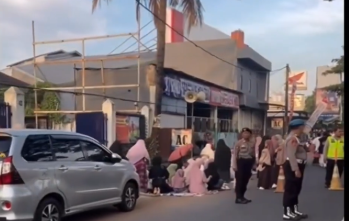 Lebaran lebih awal di Depok. Sejumlah warga gelar Salat Id pada 19 Maret, saat mayoritas masih menunggu sidang isbat (tangkapan layar IG: Depok 24 jam)