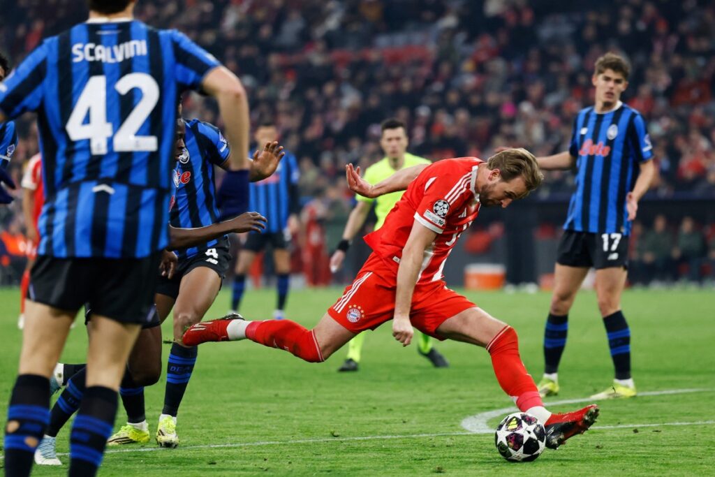 Bayern Munchen melenggang ke perempat final Liga Champions usai kalahkan Atalanta 4-1. Harry Kane dkk menang agregat telak 10-2.